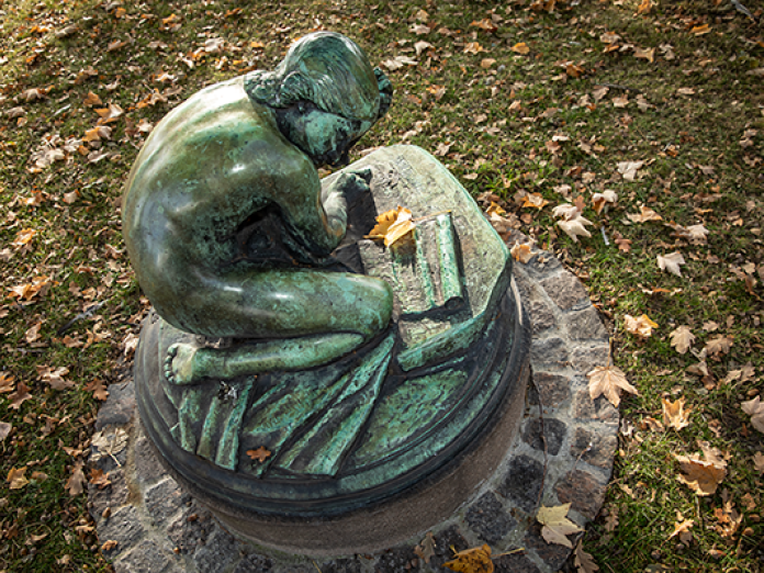 Bronzeskulptur af læsende pige