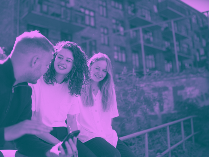 Unge kigger på telefon