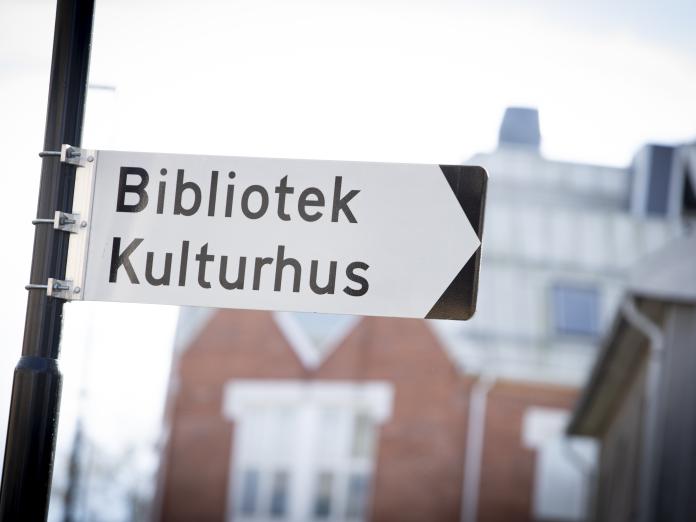 Gadeskilt med teksten 'bibliotek' og 'kilturhus'