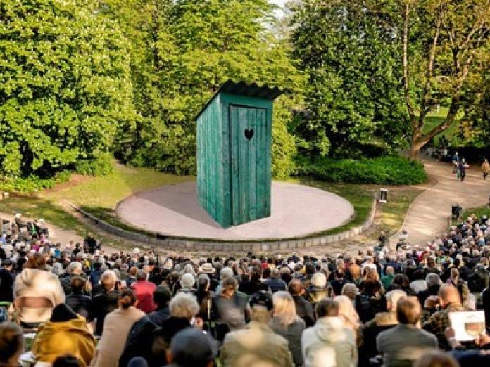 Fotokollage toilet på friluftsscenen
