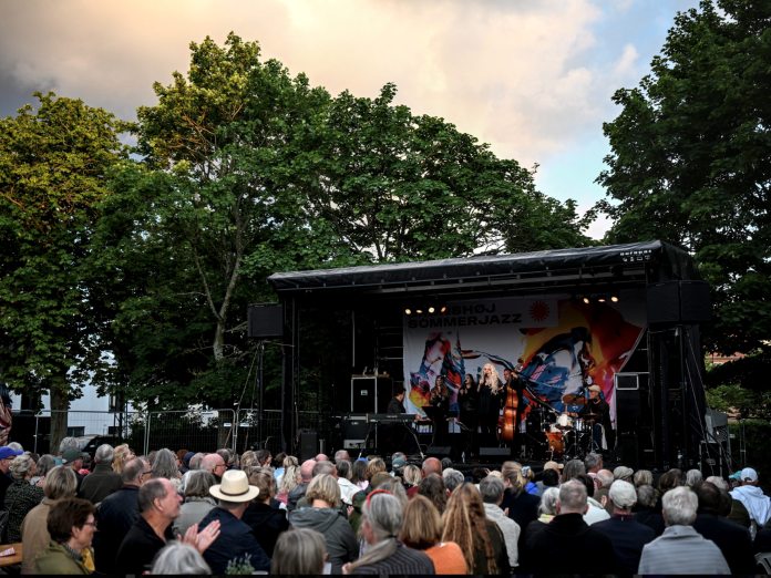 Musikarrangement med publikum og scene